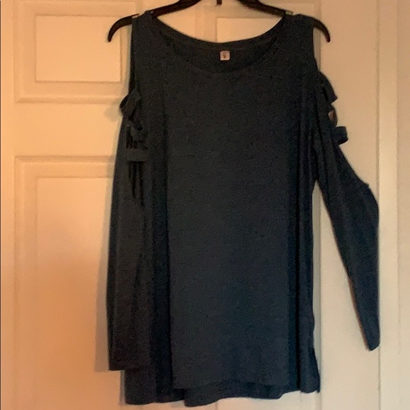 Leo Rosi Tops - Leo Rosi long sleeve with slits on both arms.